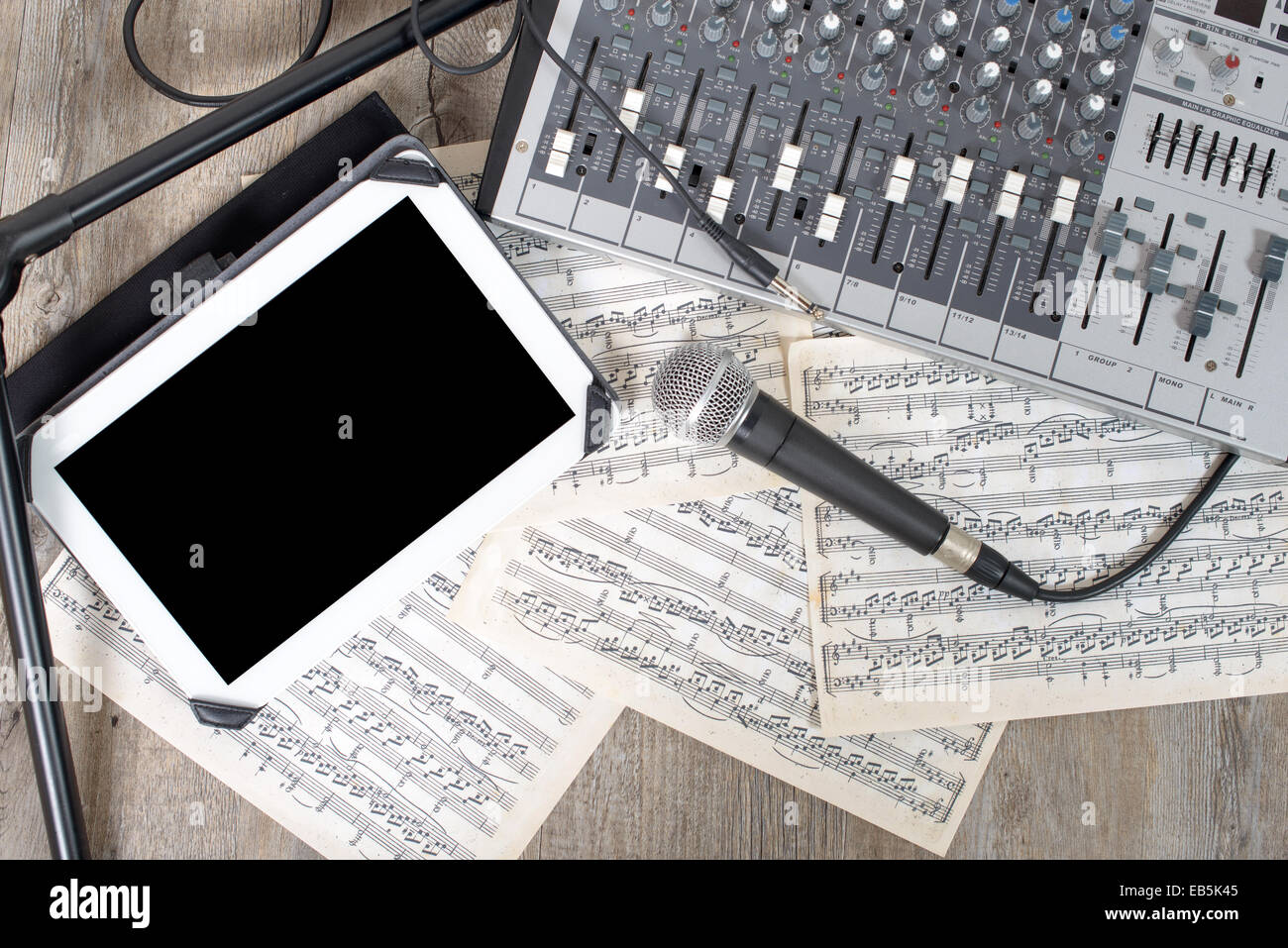 Digital-Tablette platziert auf einer audio-mixer Stockfoto