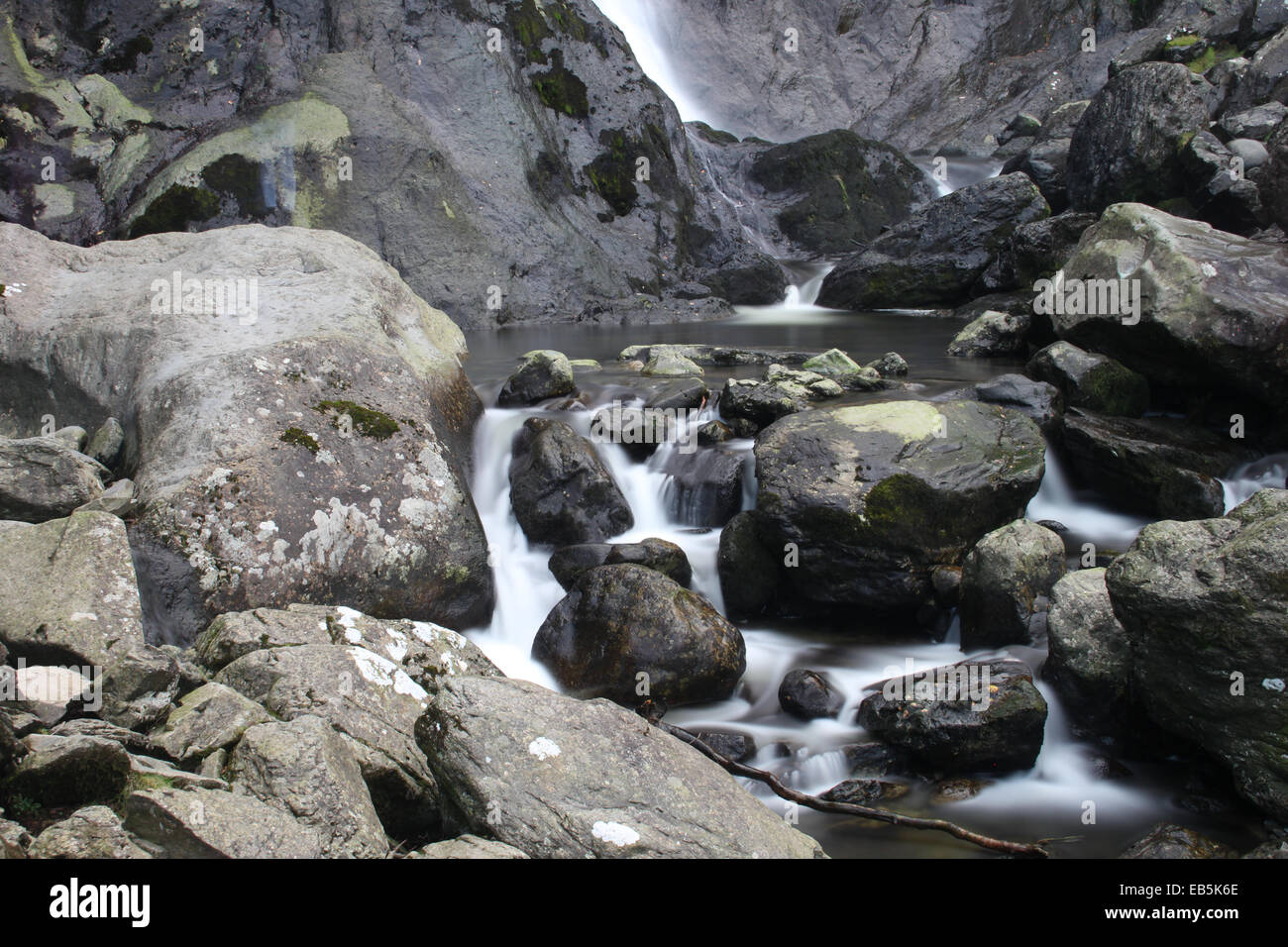 Wasser fließt über die Felsen Stockfoto