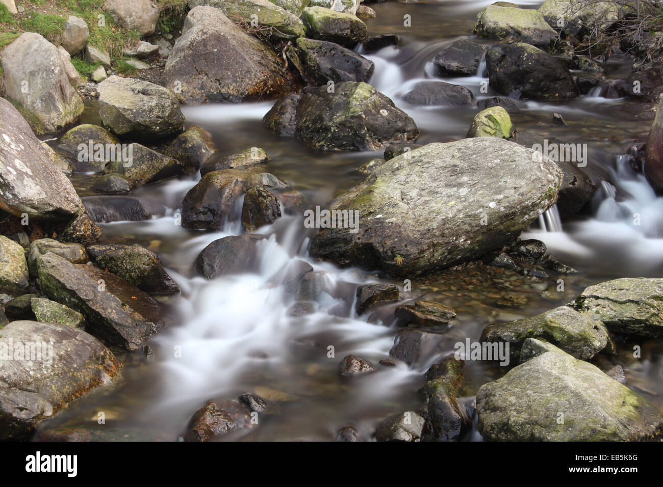 Wasser fließt über die Felsen Stockfoto