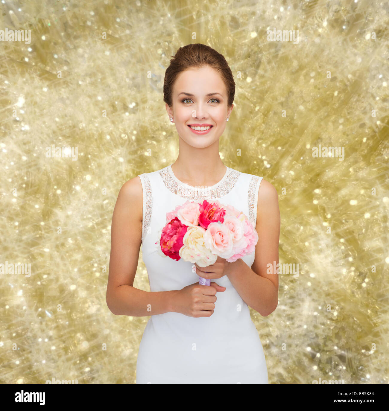 lächelnde Frau in weißem Kleid mit Rosenstrauß Stockfoto