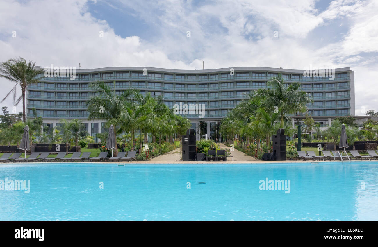 Sofitel Hotel Garten und Pool in Sipopo in der Nähe der Hauptstadt Stadt Malabo, Äquatorialguinea, Afrika Stockfoto