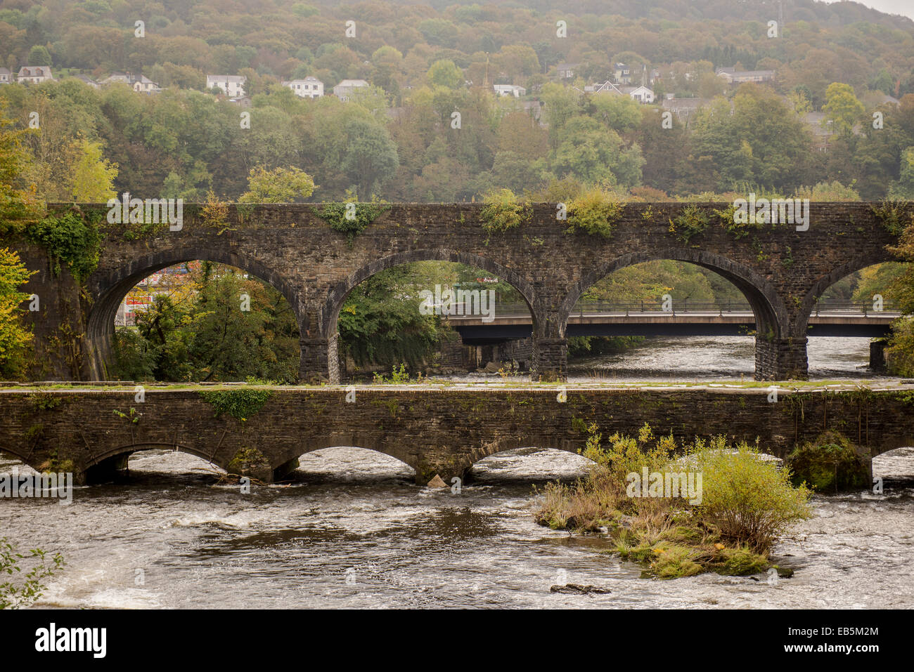 Die Eisenbahnbrücke und Tennant Kanal Aquädukt in Aberdulais Neath, Wales, UK Stockfoto