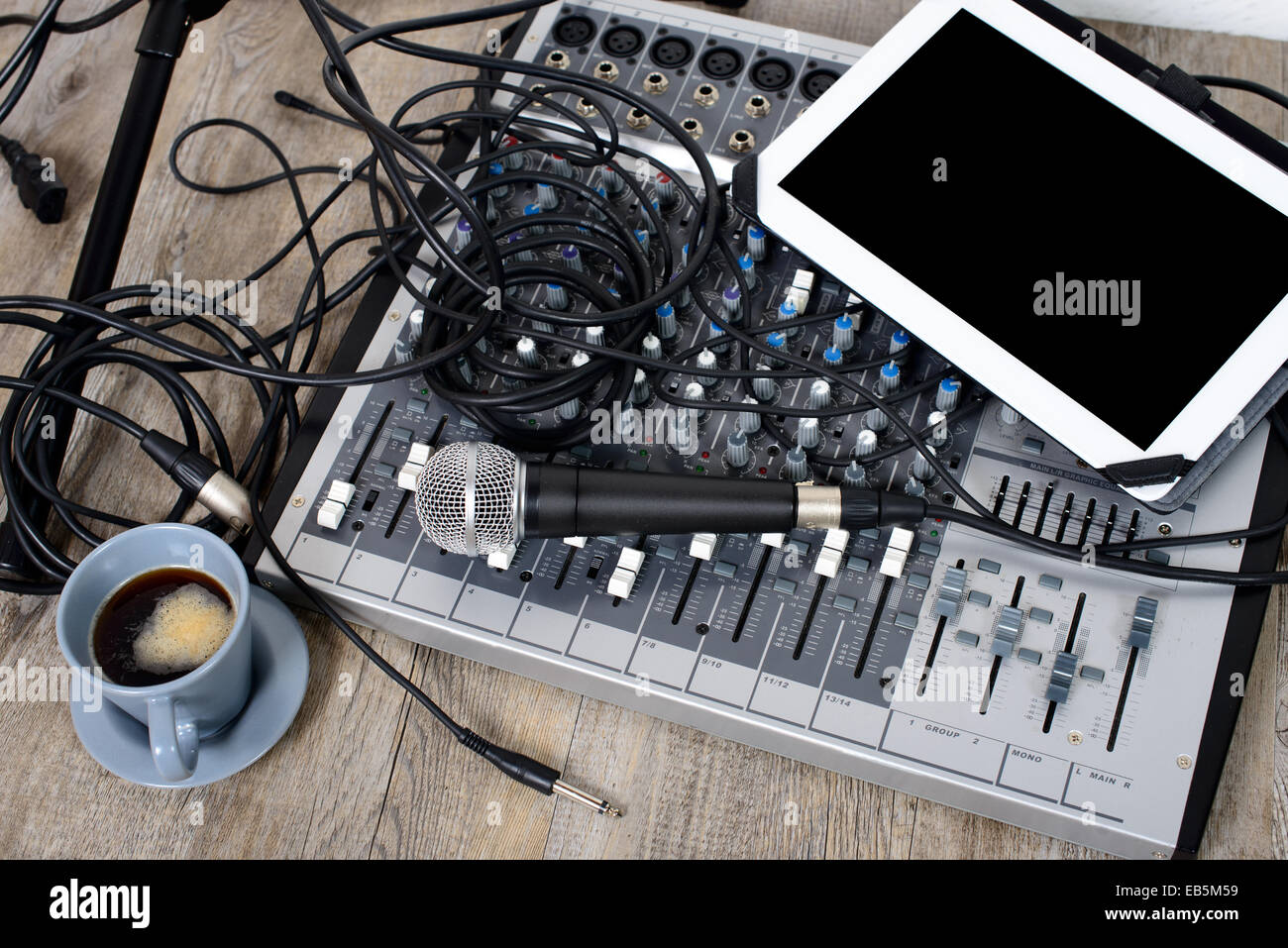 Digital-Tablette platziert auf einer audio-Mixer mit einem Kaffee Stockfoto