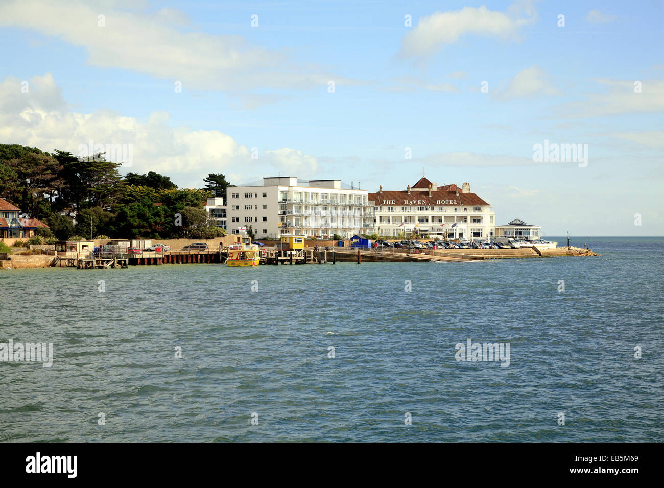 Das berühmte Haven Hotel mit Blick auf das Meer und den Hafen von Poole, Dorset, England, UK. Stockfoto