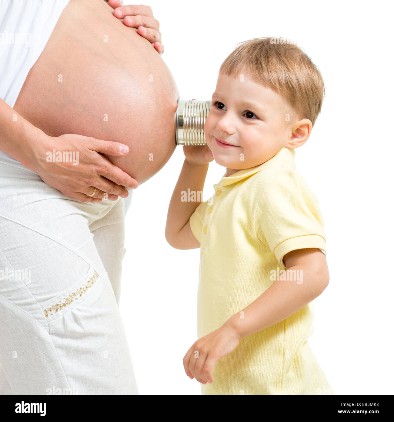 kleiner junge schwangere Mutter Bauch hören Stockfoto