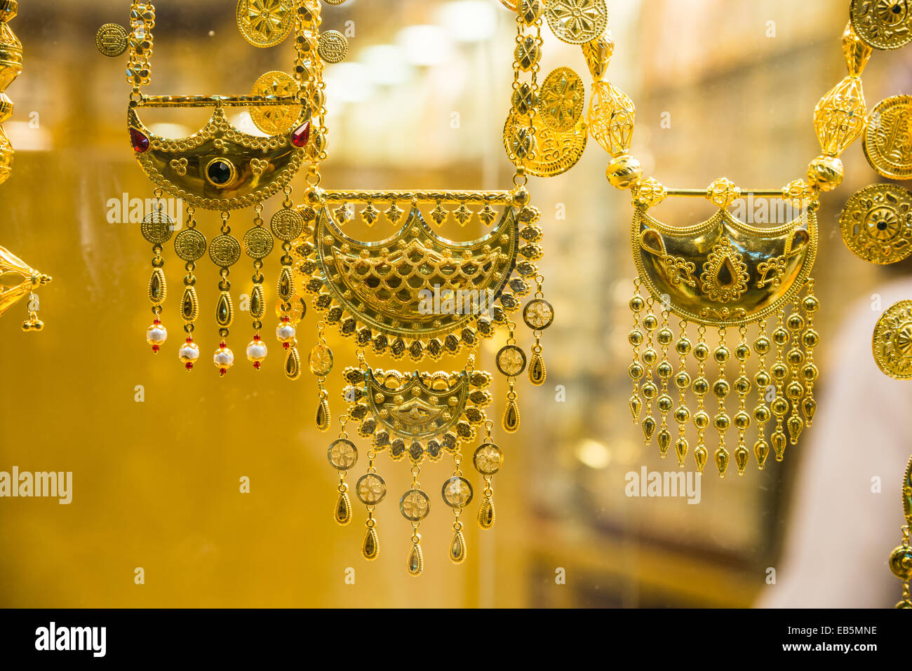 Gold Schmuck in einem Speicher angezeigt. Muttrah Souk, Muscat, Oman  Stockfotografie - Alamy