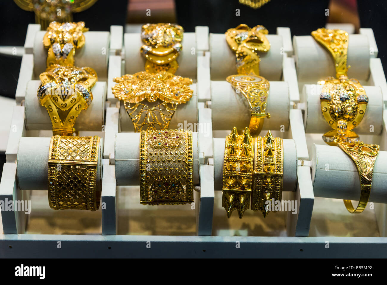 Gold Schmuck in einem Speicher angezeigt. Muttrah Souk, Muscat, Oman. Stockfoto