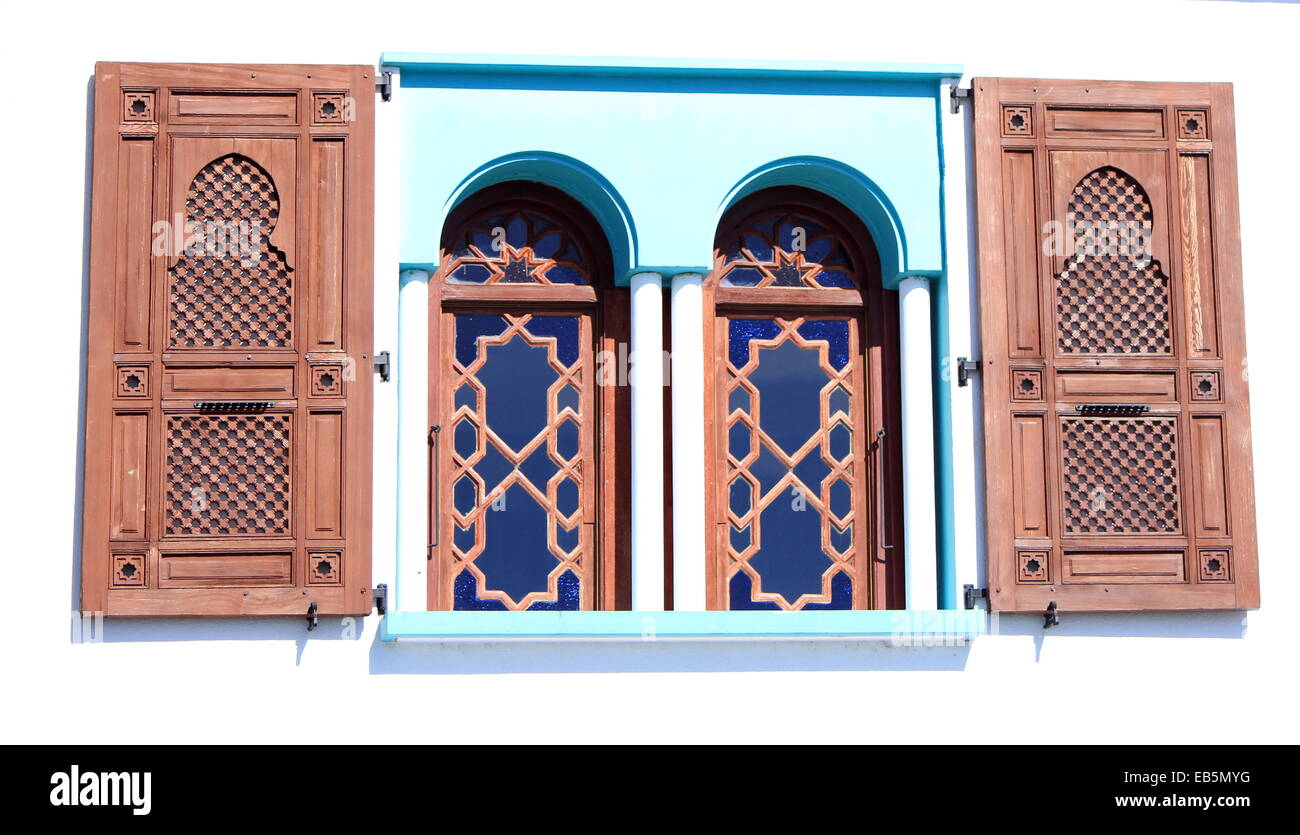 Orientalischen Stilfenster mit zwei hölzernen Fensterläden von sonnigen Tag Stockfoto