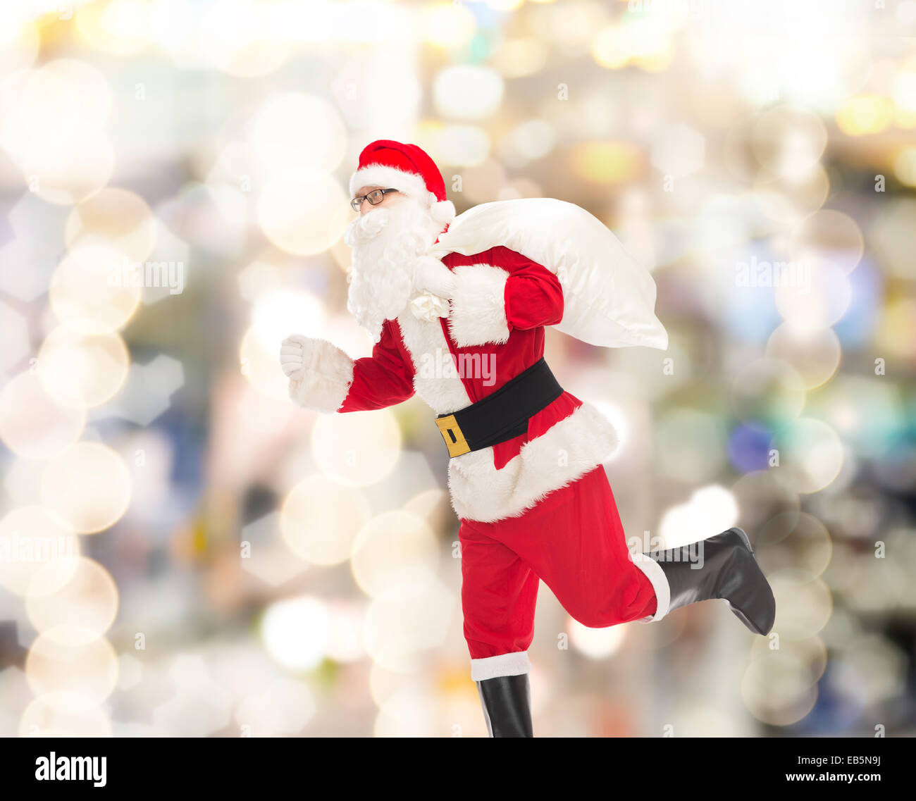 Mann im Kostüm des Weihnachtsmannes mit Tasche Stockfoto