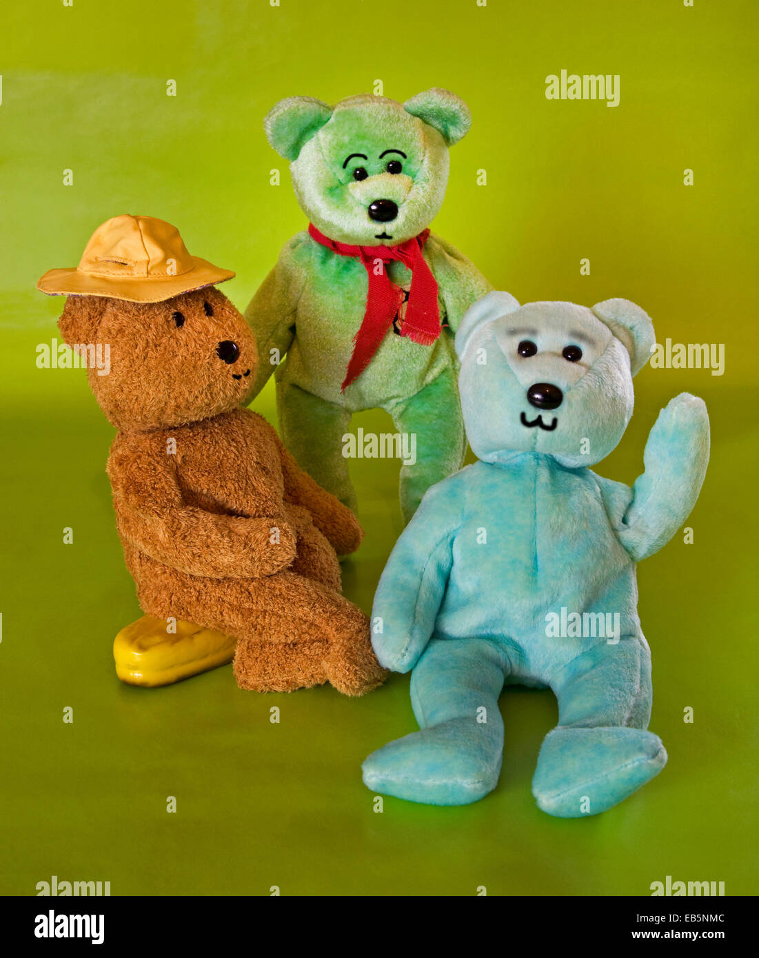 Drei Bären sitzen auf einem grünen Hintergrund Stockfoto