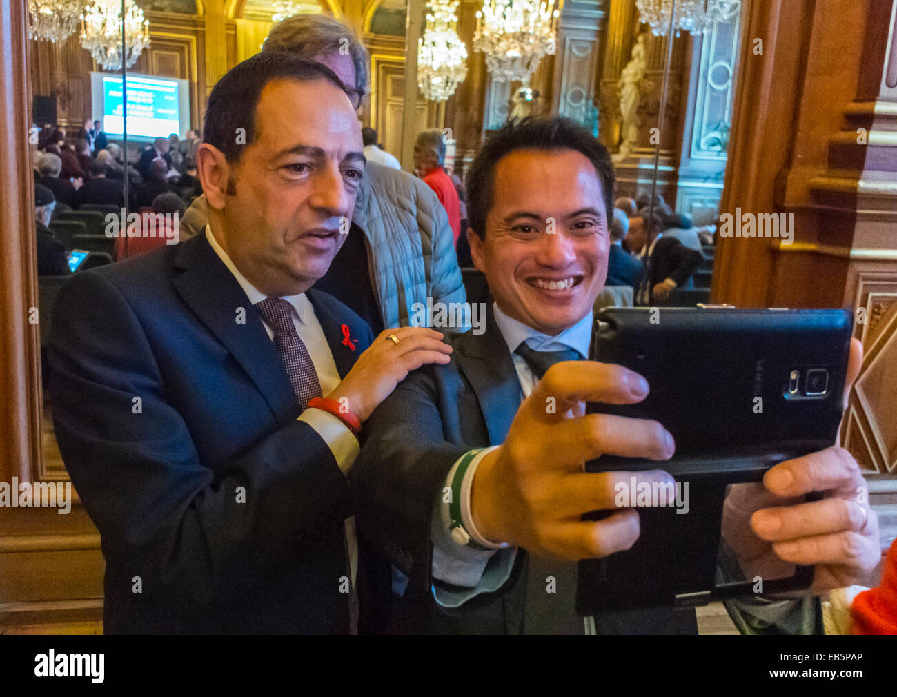 Paris, Frankreich. World Aids Day, Treffen der NGO, Elus locaux Contre le SIDA, Hotel de ville, 'Pariser Erklärung 2014' Jean-Luc Romero nimmt Selfie, 'contre le sida » franzosen in hiv Aids Stockfoto