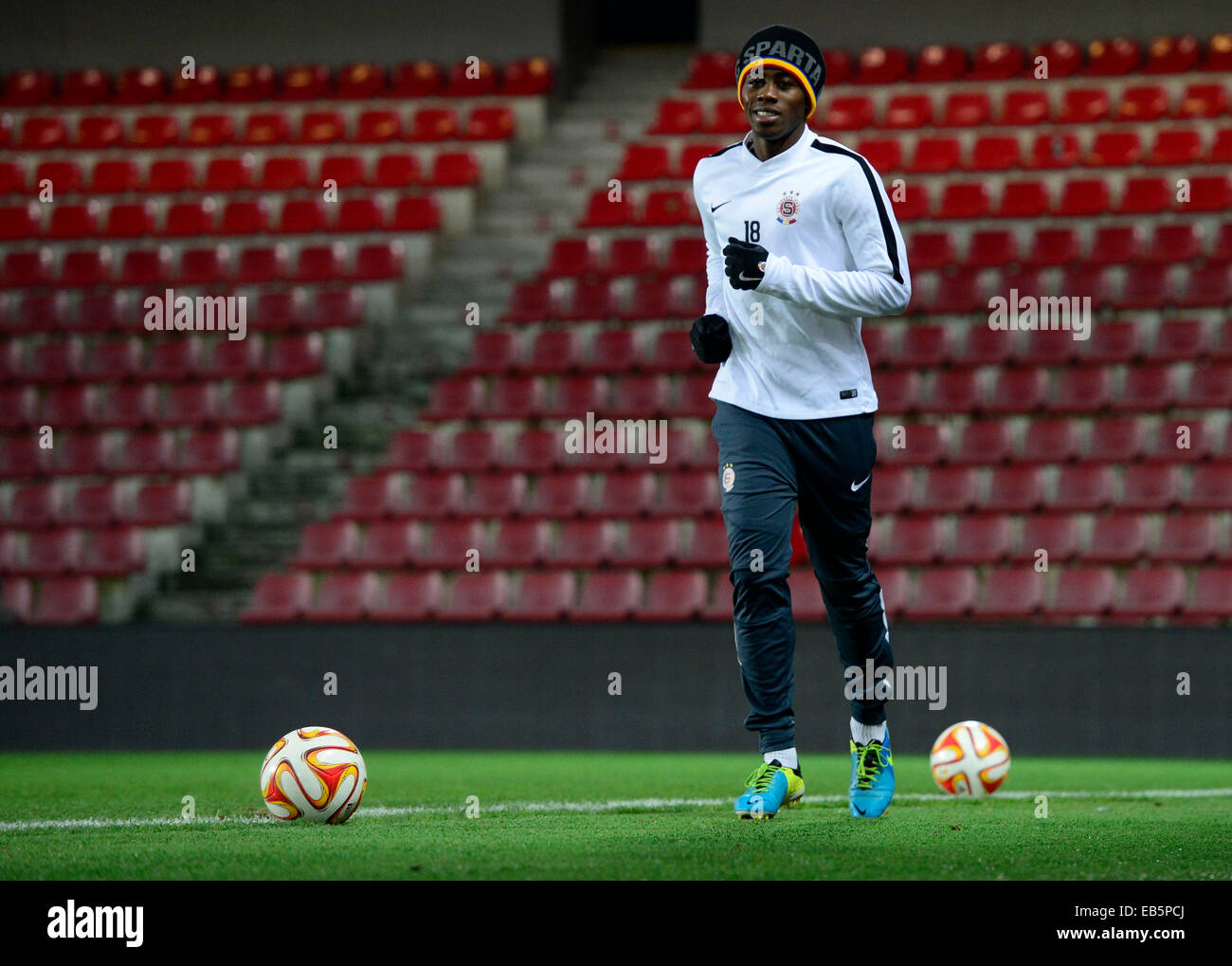 Prag, Tschechische Republik. 26. November 2014. Spieler von Sparta Praha Tiemoko Konate sieht man während des Trainings wegen Fußball Europa League 5. Runde Spiel Sparta Praha Vs SSC Napoli in Prag, Tschechische Republik, 26. November 2014. © Roman Vondrous/CTK Foto/Alamy Live-Nachrichten Stockfoto