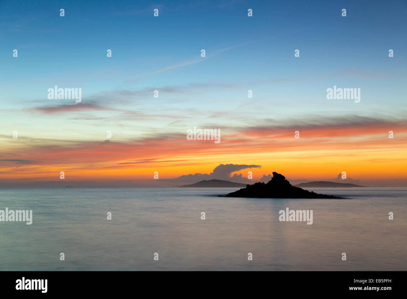 Sonnenuntergang über Samson; von St. Marien; Isles of Scilly; UK Stockfoto