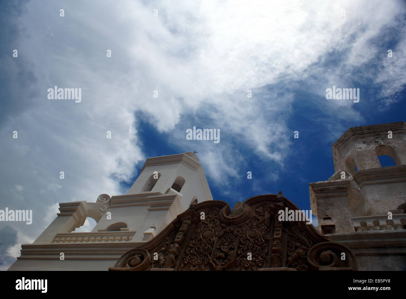 Mission San Xavier del Bac befindet sich eine historische spanische katholische Mission ungefähr 10 Meilen (16 km) südlich der Innenstadt von Tucson, Arizona Stockfoto