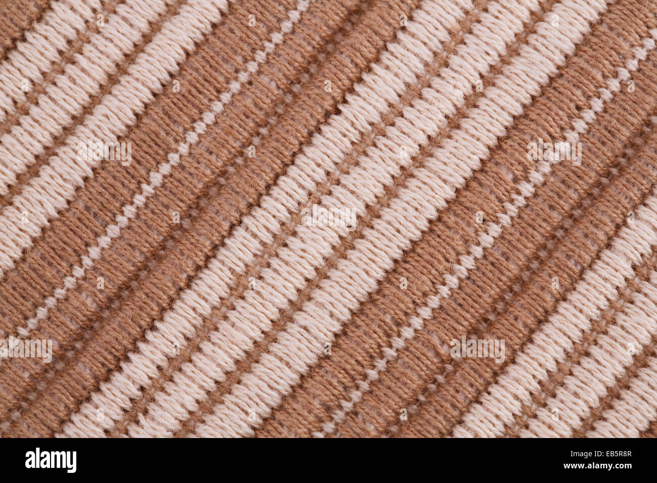 Braune und weiße gestrickte Tuch als Hintergrund. Stockfoto