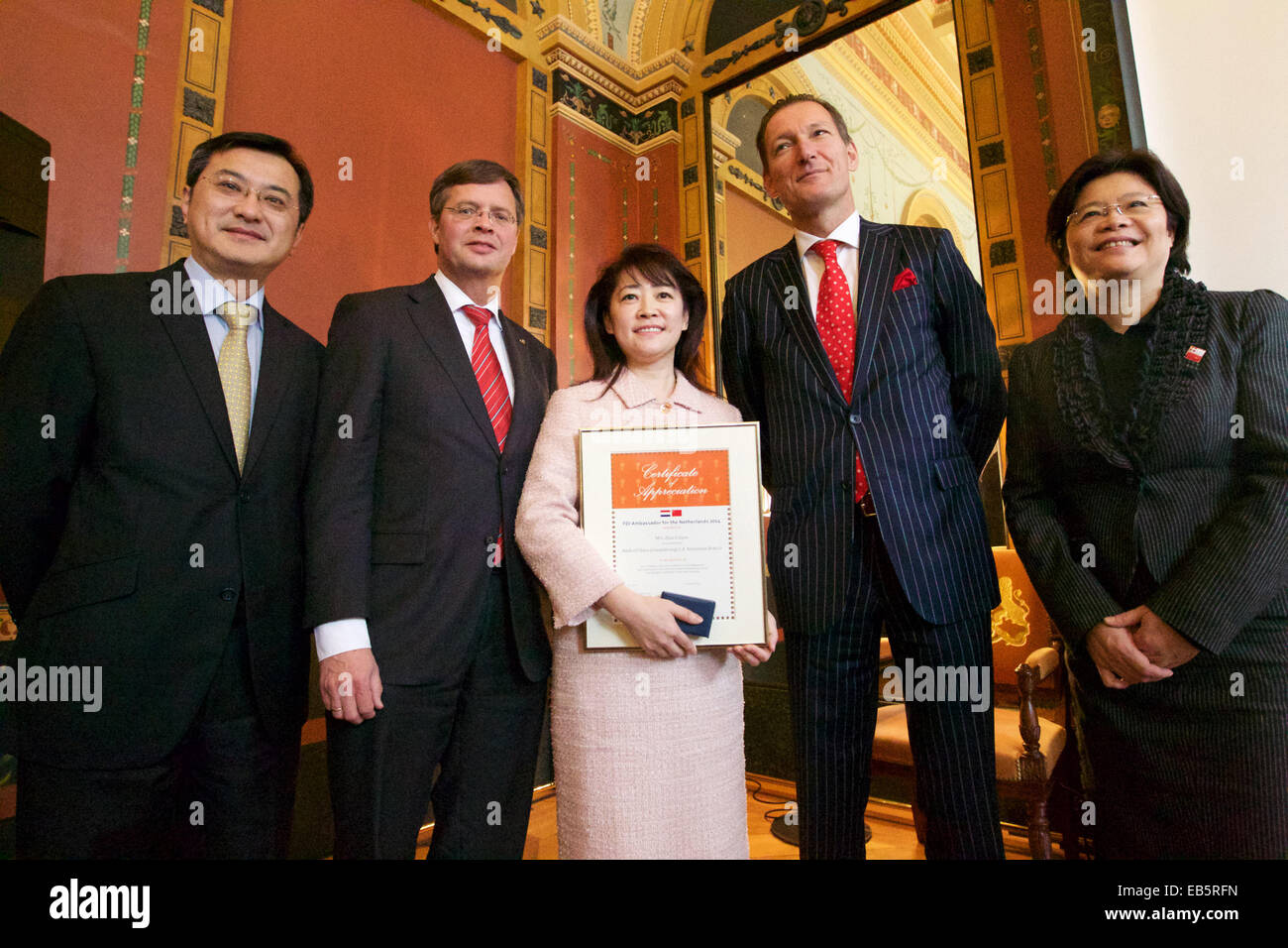 (141126)--UTRECHT, 26 November, 2014(Xinhua)--Zhao Caiyan(C), Land Leiter der Filiale in Rotterdam, Bank of China, posiert für ein Gruppenfoto mit Jeroen Nijland (2. R), Kommissar mit der der niederländischen nationalen ausländischen Investitionen Agentur (NFIA) und ehemaligen niederländischen Ministerpräsidenten Jan Peter Balkenende(2nd L) am 7. Sino-niederländischen ökonomischen Seminar in Utrecht, die Niederlande, am 26. November 2014. Die niederländische Regierung gab eine Auszeichnung, der Rotterdam-Niederlassung der Bank of China am Mittwoch für seine Beiträge zur Förderung von Handel und wirtschaftliche Zusammenarbeit zwischen China und den Niederlanden. (Xinhua/Sylvia Lederer) Stockfoto