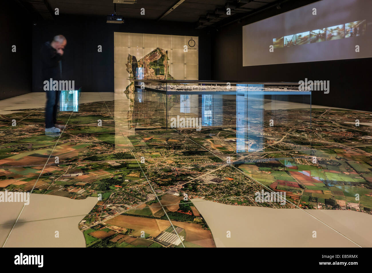 Besucher betrachten Luftaufnahme der Stadt Ghent im STAM, Stadtmuseum Gent, Belgien Stockfoto