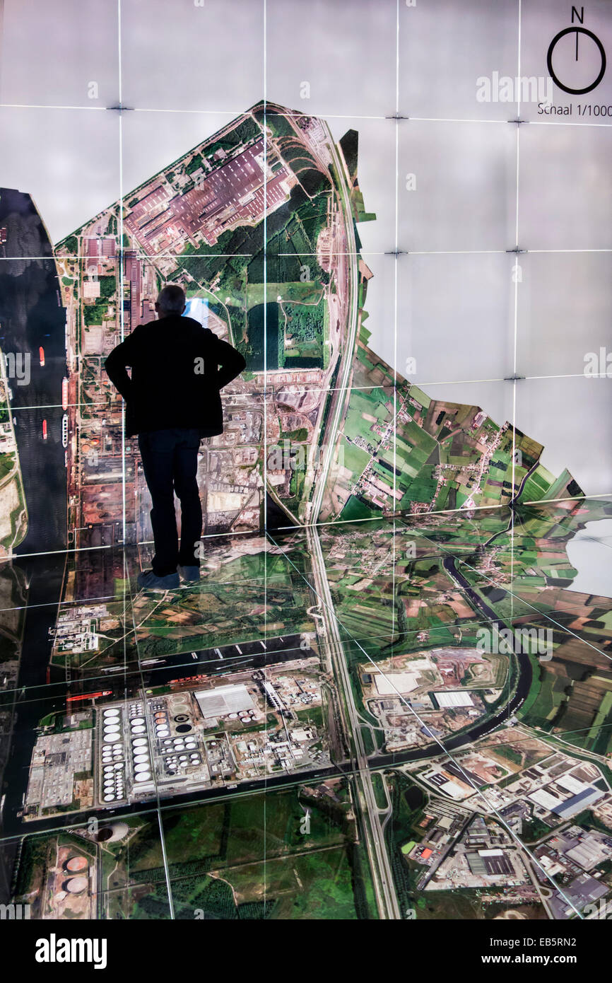 Besucher betrachten Luftaufnahme der Stadt Ghent im STAM, Stadtmuseum Gent, Belgien Stockfoto