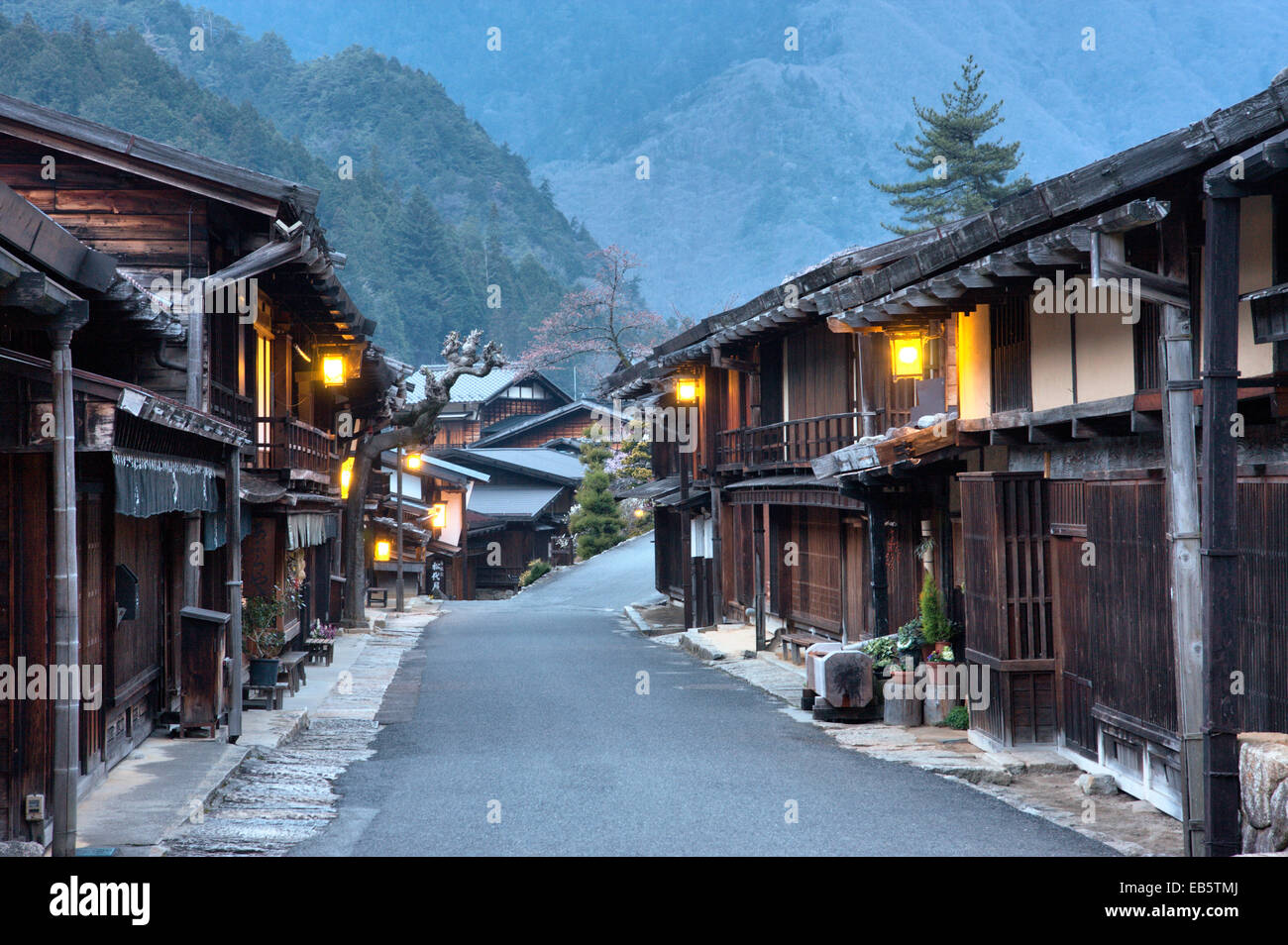 Die Edo Ära Nakasendo Autobahn, Terashita Straße, die durch das Dorf Tsumago, mit seinen Gasthäusern und Gebäuden geschlossen und nachts. Stockfoto