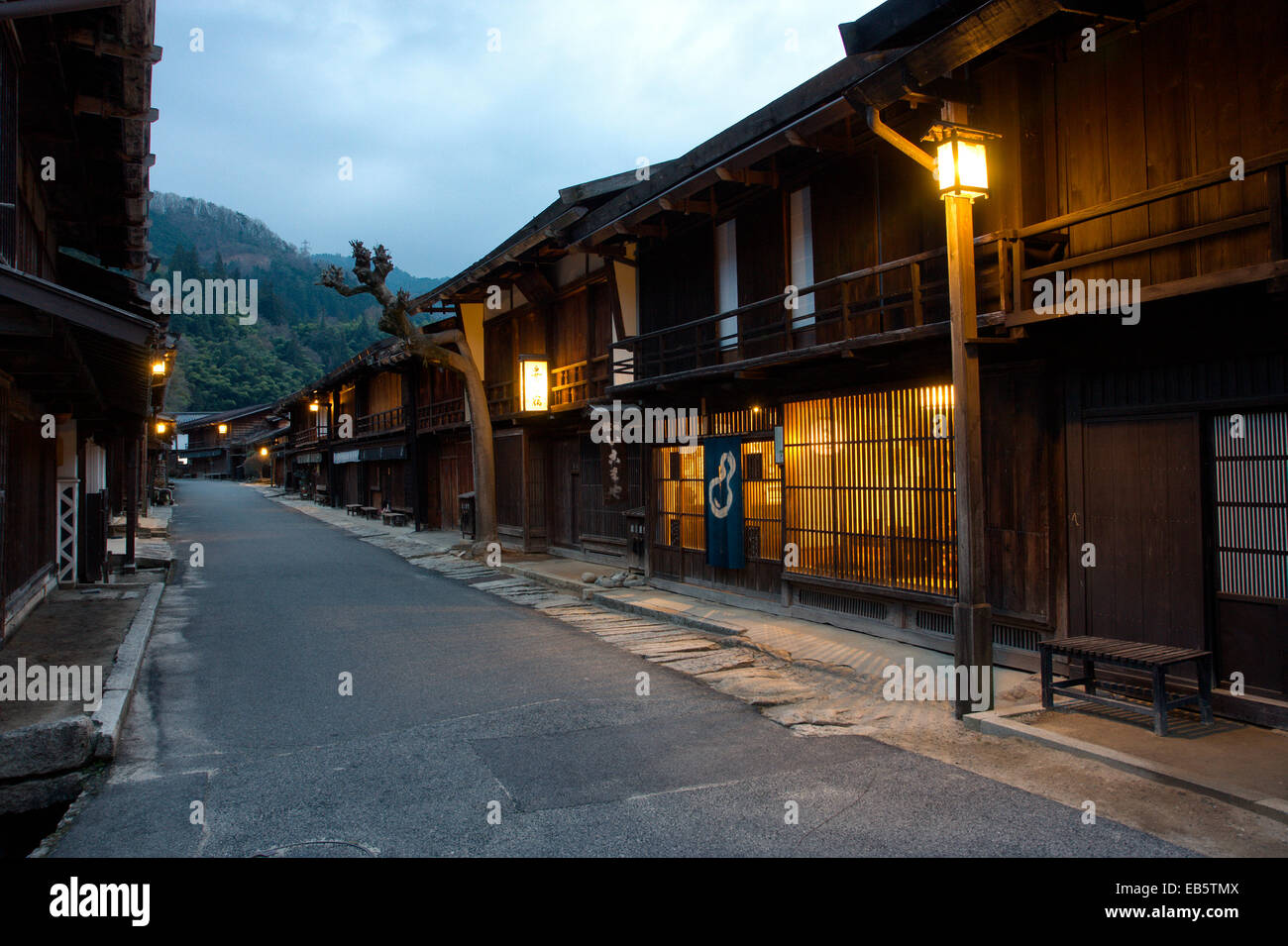 Die Edo Ära Nakasendo Autobahn, Terashita Straße, die durch das Dorf Tsumago, mit seinen Gasthäusern und Gebäuden geschlossen und nachts. Stockfoto