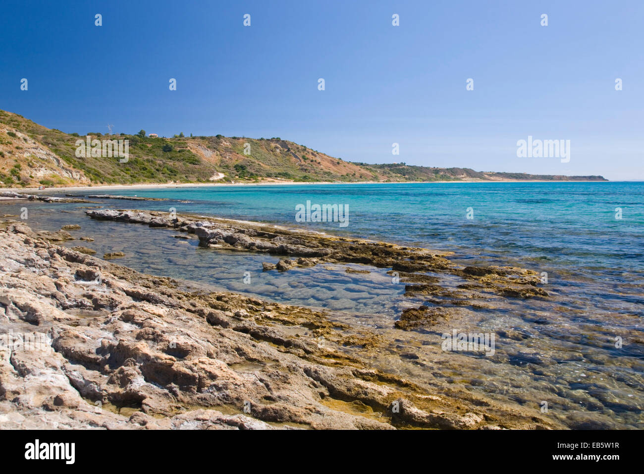 Kato Katelios, Kefalonia, Ionische Inseln, Griechenland. Blick vom felsigen Ufer Katelios Bucht auf unberührten Mounda Strand. Stockfoto
