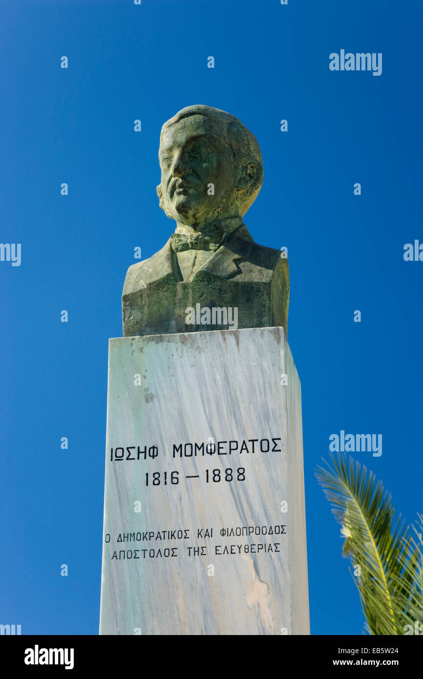 Kastro, Kefalonia, Ionische Inseln, Griechenland. Denkmal für die Freiheitskämpfer Iosif Momferatos im Herzen des Dorfes. Stockfoto