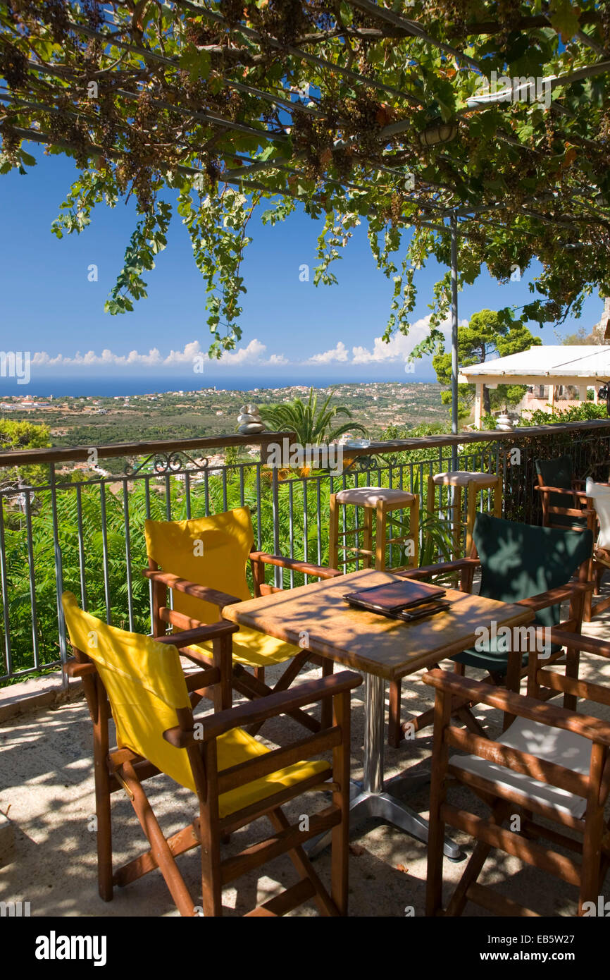 Kastro, Kefalonia, Ionische Inseln, Griechenland. Schattige Terrasse von einem typischen Dorf-Café. Stockfoto
