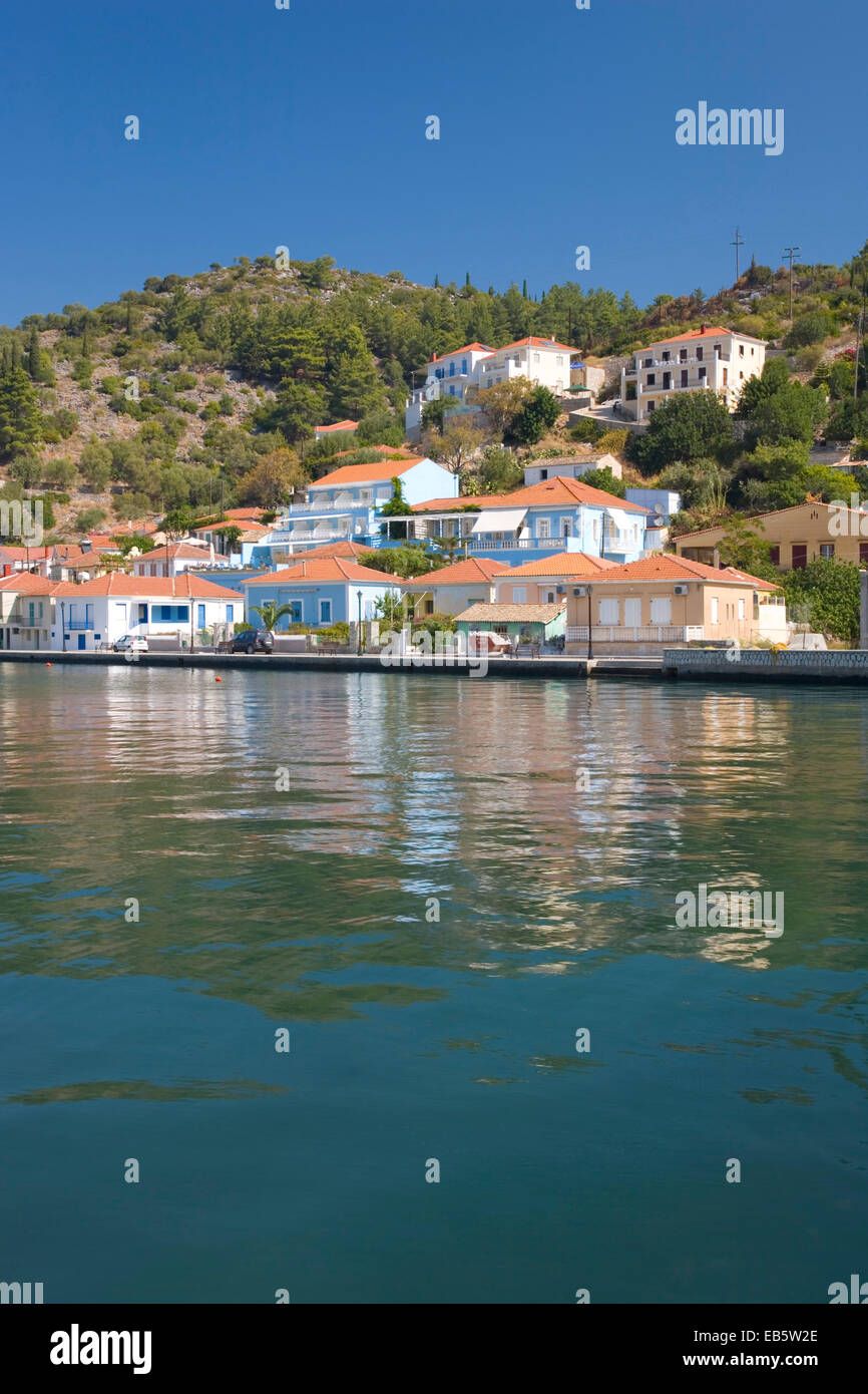 Vathy, Ithaka, Ionische Inseln, Griechenland. Farbenfrohe moderne Häuser mit Blick auf den geschützten Hafen. Stockfoto