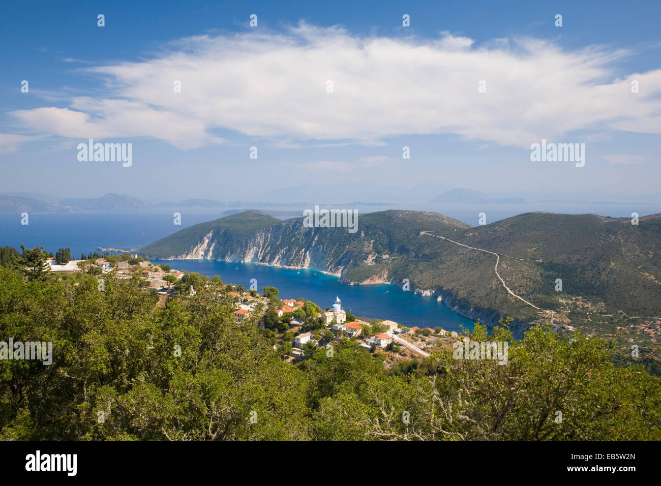 Exogi, Ithaka, Ionische Inseln, Griechenland. Blick vom bewaldeten Hügel oberhalb des Dorfes auf Afales Bay und dem entfernten griechischen Festland. Stockfoto