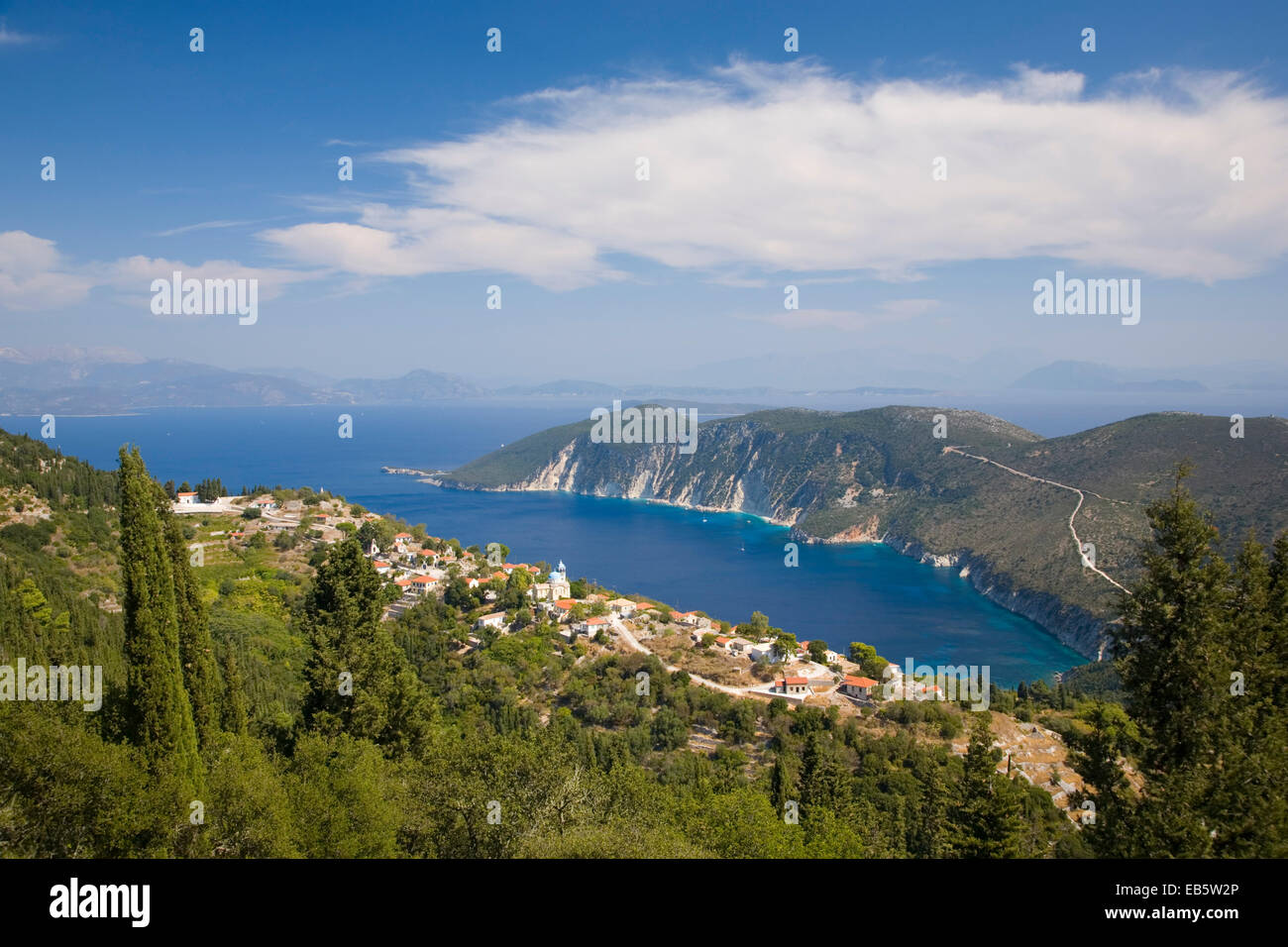 Exogi, Ithaka, Ionische Inseln, Griechenland. Blick vom bewaldeten Hügel oberhalb des Dorfes auf Afales Bay und dem entfernten griechischen Festland. Stockfoto