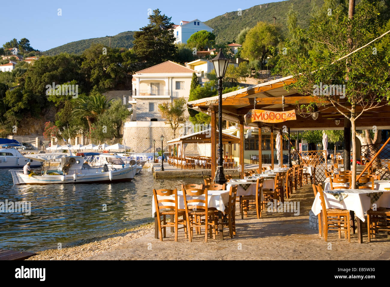 Kioni, Ithaka, Ionische Inseln, Griechenland. Blick entlang der Uferpromenade von typischen Harbourside Taverna. Stockfoto