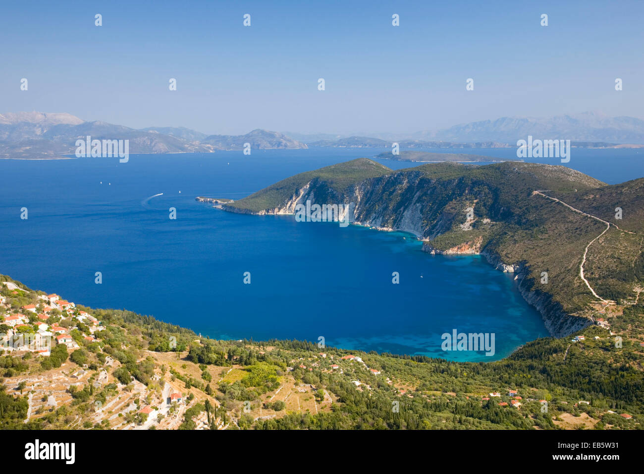 Exogi, Ithaka, Ionische Inseln, Griechenland. Blick vom Hügel über das tiefblaue Wasser der Afales Bucht zum entfernten griechischen Festland. Stockfoto