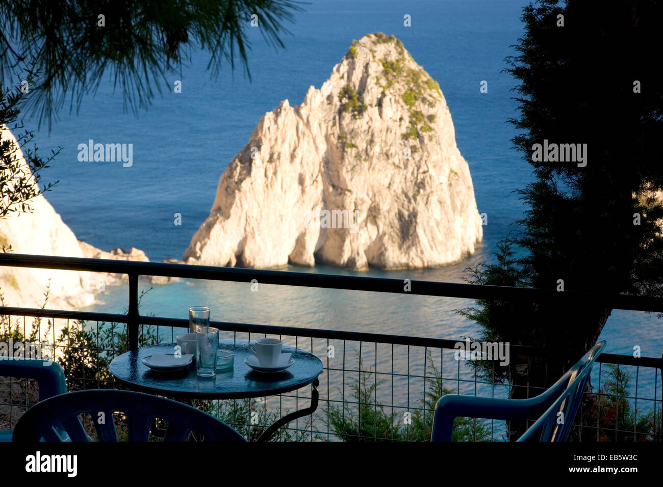 Keri, Zakynthos, Ionische Inseln, Griechenland. Terrasse von einer Klippe Taverne am Kap Keri Blick auf den Myzithres Felsen. Stockfoto