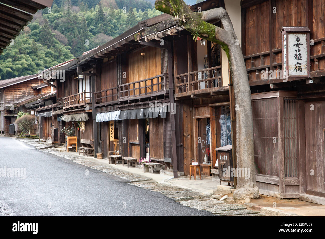 Terashita Straße in Tsumago, Japan, Teil der Edo Periode Nakasendo Autobahn, mit Holzgebäuden einschließlich Ryokan, Gasthäuser, Minshuku und Geschäfte. Stockfoto