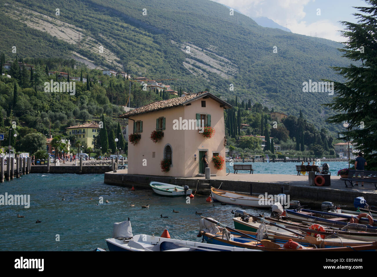Kleiner Hafen und alten Zollhaus Torbole am Gardasee Italien Stockfoto
