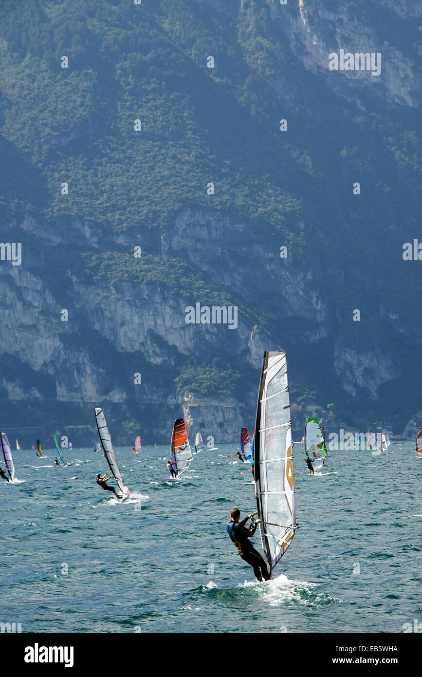 Windsurfen Torbole am Gardasee Italien Stockfoto