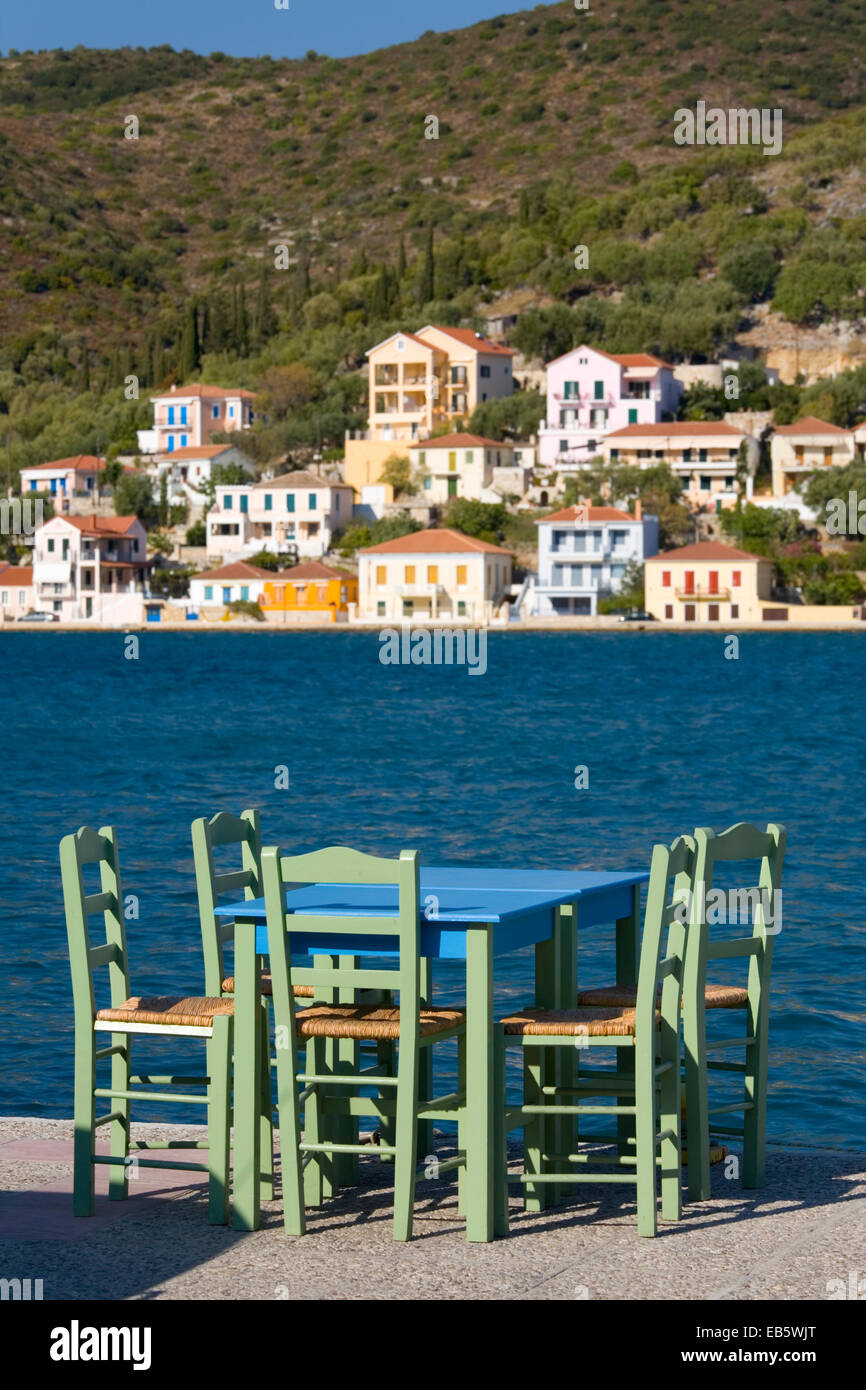 Vathy, Ithaka, Ionische Inseln, Griechenland. Bunte Tisch und Stühle von einer typischen Waterfront-Taverne. Stockfoto