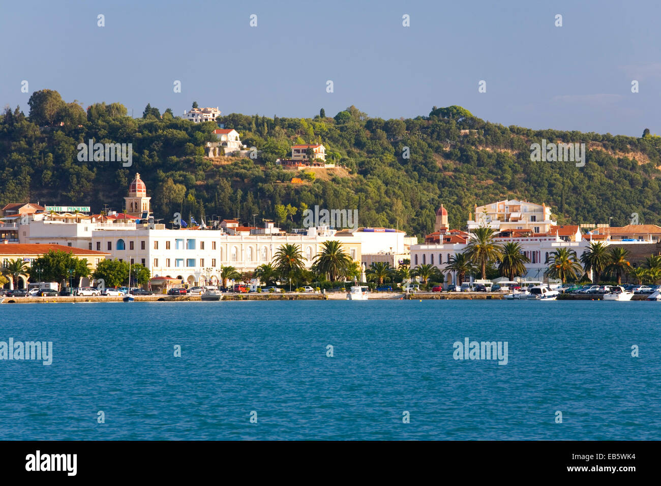 Zakynthos-Stadt, Zakynthos, Ionische Inseln, Griechenland. Blick über den Hafen bis zum Hafen. Stockfoto