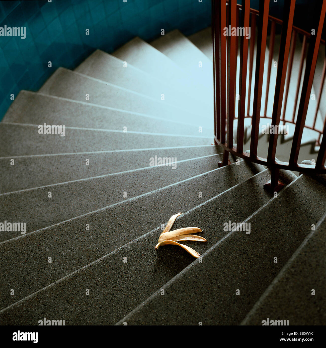 Still Life Fotografie Banane schälen auf grauen geschwungene Treppe Stockfoto