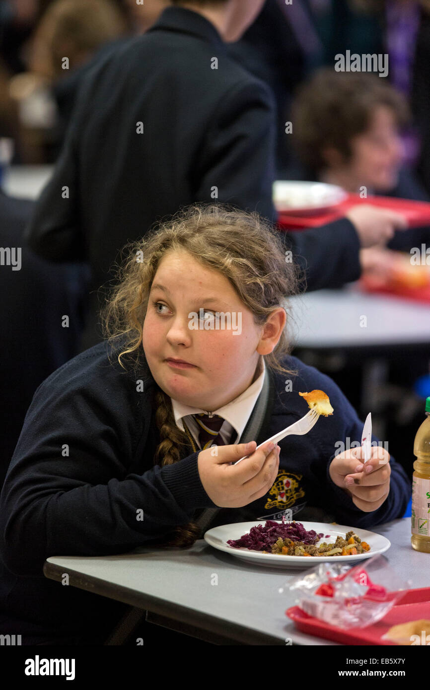 Schülerinnen und Schüler in Loreto High School in Chorlton, South Manchester Schule Abendessen von Spitzenköchen zubereitet Essen. Stockfoto