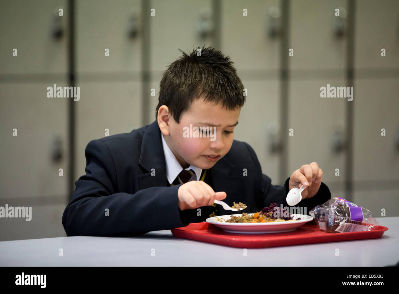 Ein Schüler in Loreto High School in Chorlton, South Manchester Schule Abendessen von Spitzenköchen zubereitet Essen. Stockfoto