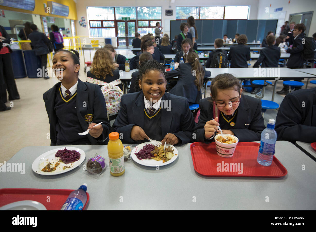 Schülerinnen und Schüler in Loreto High School in Chorlton, South Manchester Schule Abendessen von Spitzenköchen zubereitet Essen. Stockfoto
