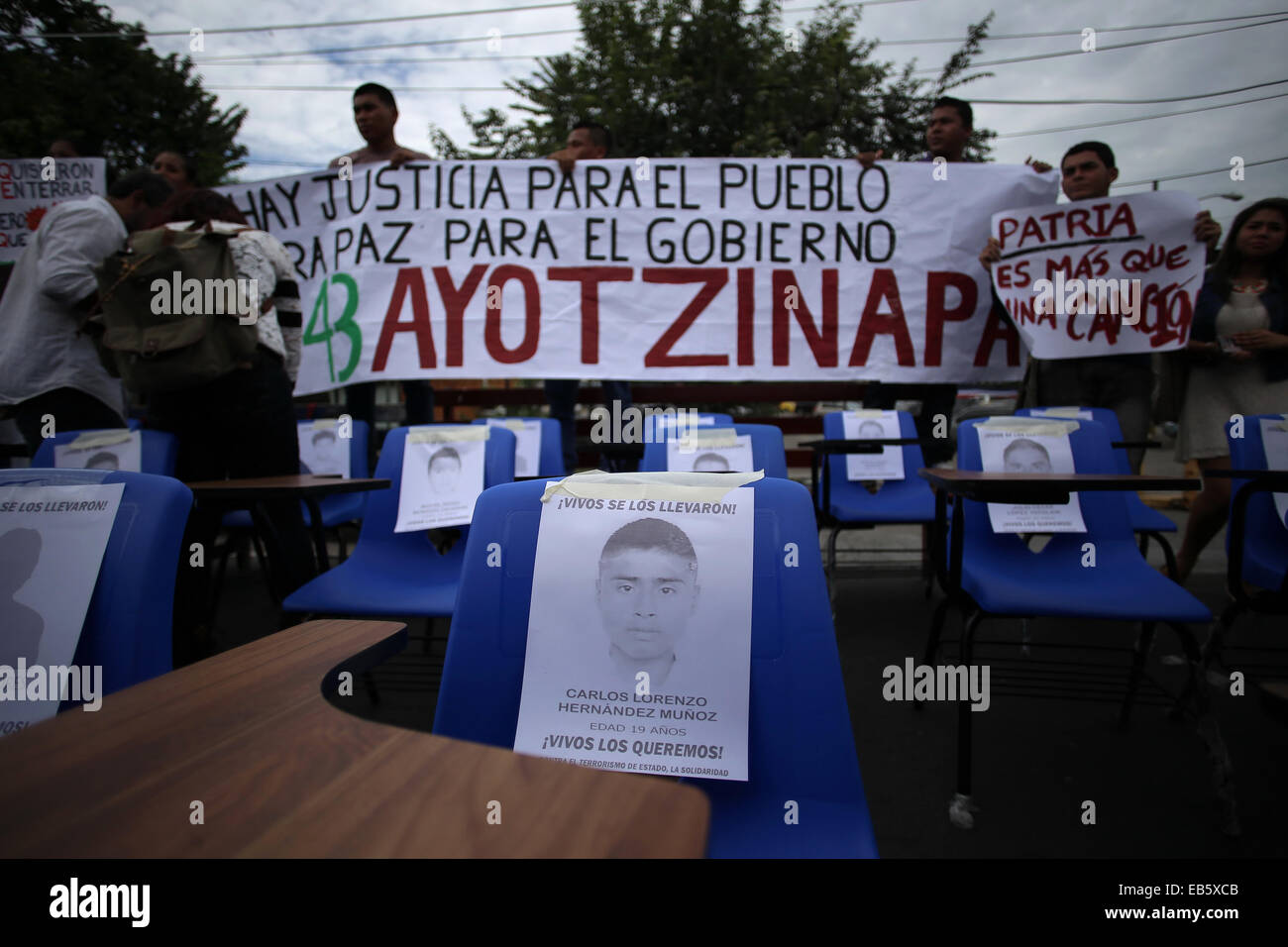 Panama City, Panama. 26. November 2014. Studenten der Universität der Panama nehmen Teil an einer Demonstration für das Verschwinden der 43 Schüler der ländlichen Normal der Ayotzinapa, im mexikanischen Bundesstaat Guerrero, Panama, am 26. November 2014. Bildnachweis: Mauricio Valenzuela/Xinhua/Alamy Live-Nachrichten Stockfoto