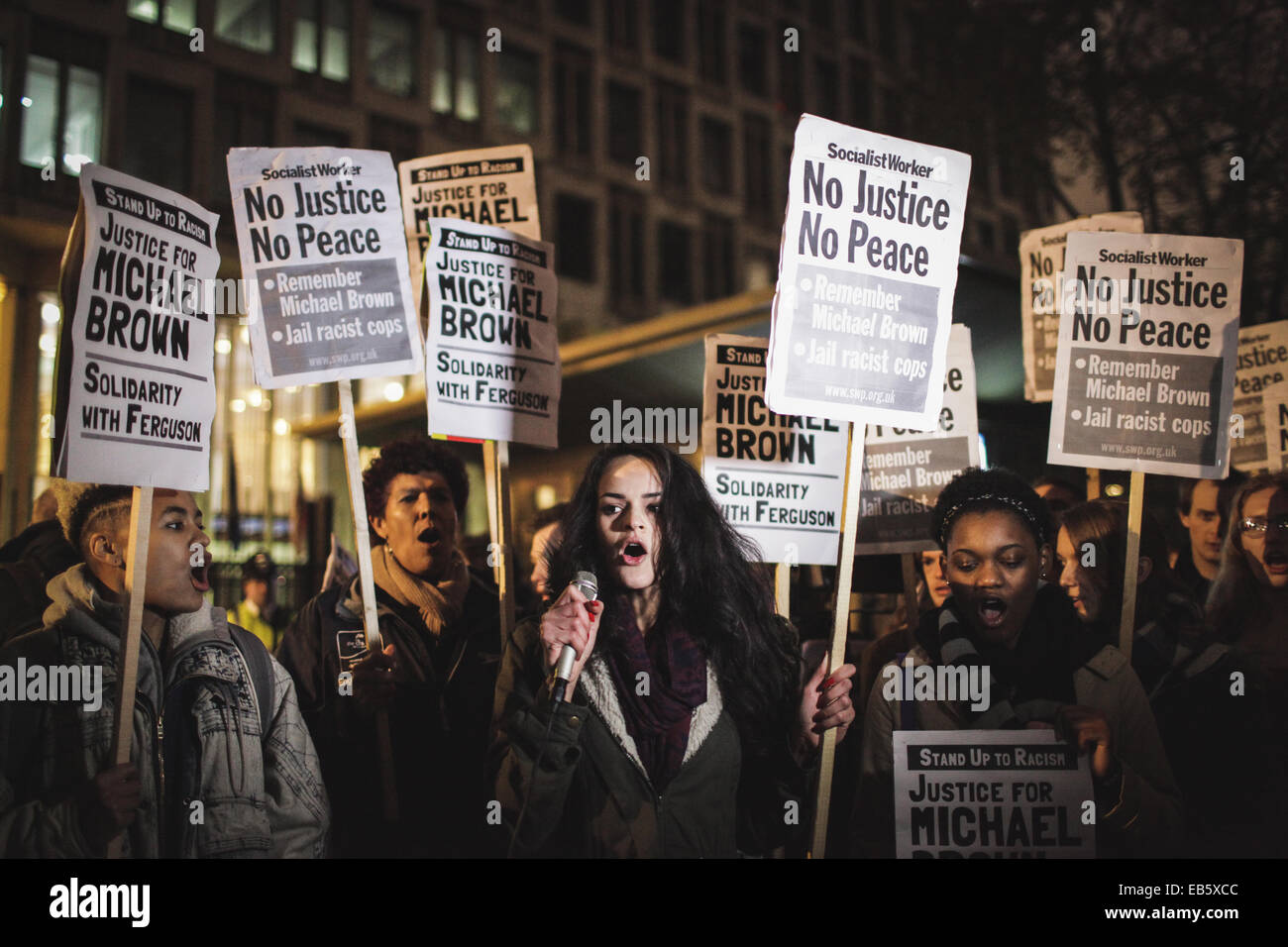 London, UK. 26. November 2014. Demonstranten zeigen außerhalb der US-Botschaft in London gegen die Tötung von Michael Brown und Solidarität mit denjenigen demonstrieren in Ferguson, Missouri. Proteste brach nach Darren Wilson, die weißen Polizisten, geschossen und getötet Michael Brown am 9. August 2014, wurde nicht durch eine Grand Jury angeklagt. Bildnachweis: Rob Pinney/Alamy Live-Nachrichten Stockfoto