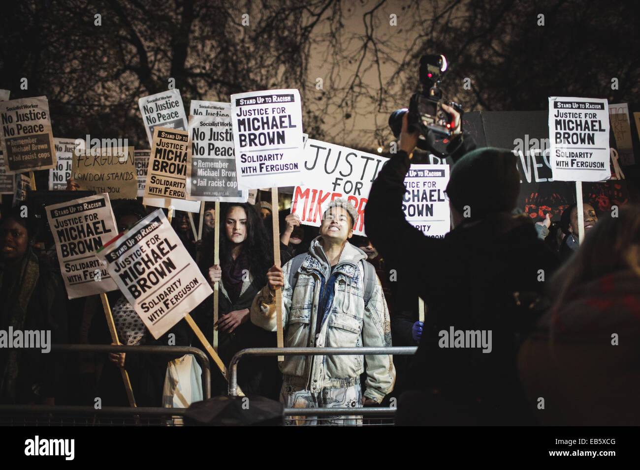 London, UK. 26. November 2014. Demonstranten zeigen außerhalb der US-Botschaft in London gegen die Tötung von Michael Brown und Solidarität mit denjenigen demonstrieren in Ferguson, Missouri. Proteste brach nach Darren Wilson, die weißen Polizisten, geschossen und getötet Michael Brown am 9. August 2014, wurde nicht durch eine Grand Jury angeklagt. Bildnachweis: Rob Pinney/Alamy Live-Nachrichten Stockfoto