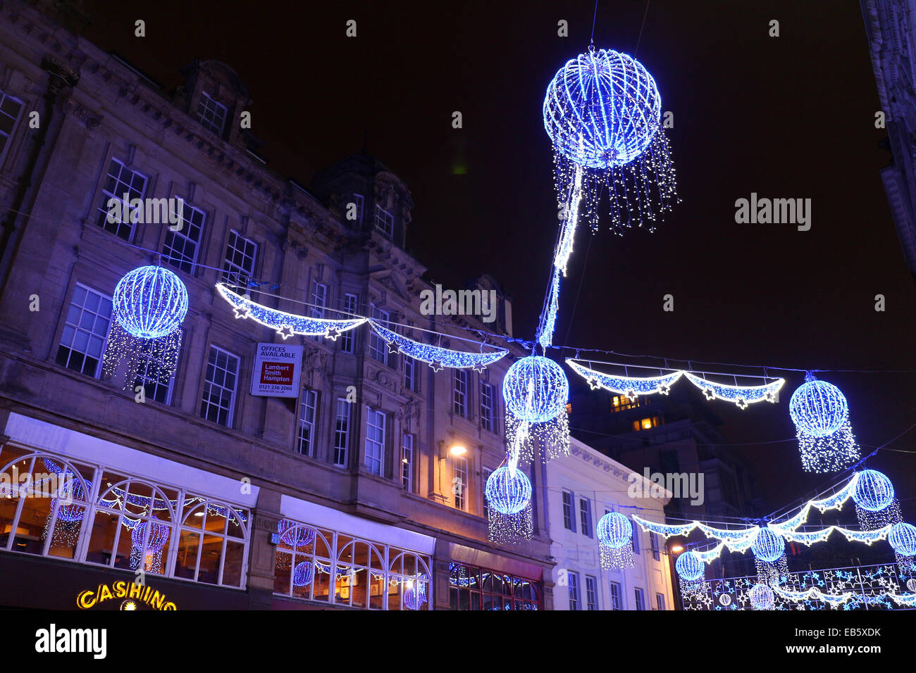 Birmingham, Vereinigtes Königreich. 26. November 2014. Weihnachtliche Lichter erhellen einen nassen Abend in New Street, Birmingham, England, als die Stadt Zahnräder bis zur Weihnachtszeit. 26. November 2014 - John Gilbey/Alamy Live-Nachrichten Stockfoto