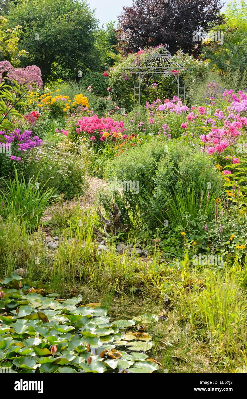 Garten Phlox (Phlox paniculata) und Rose (rosa) mit Garten Pavillon. Design: Marianne und Detlef lüdke Stockfoto