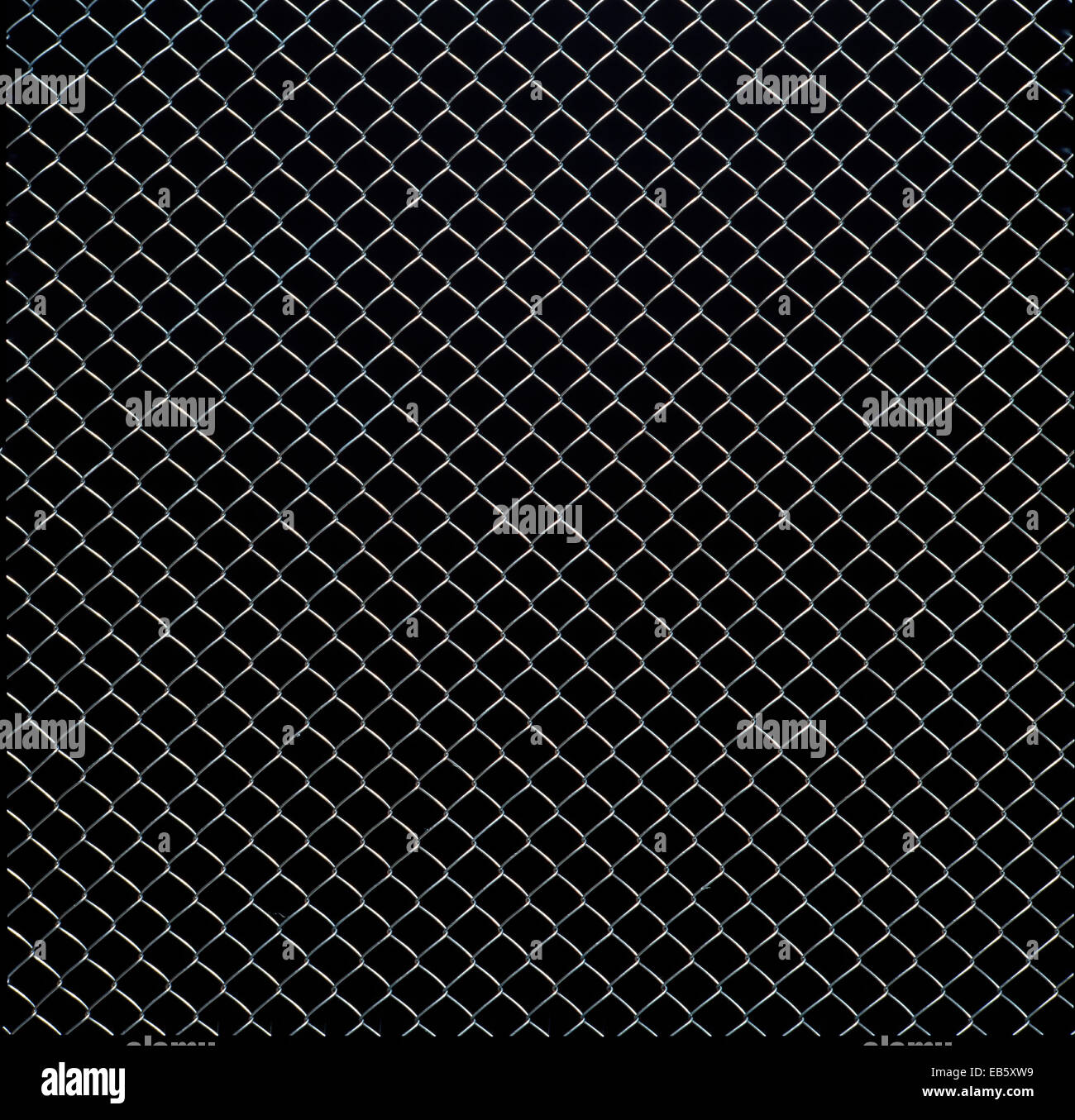 Hautnah am Draht Gitter Textur auf schwarzem Hintergrund Stockfoto