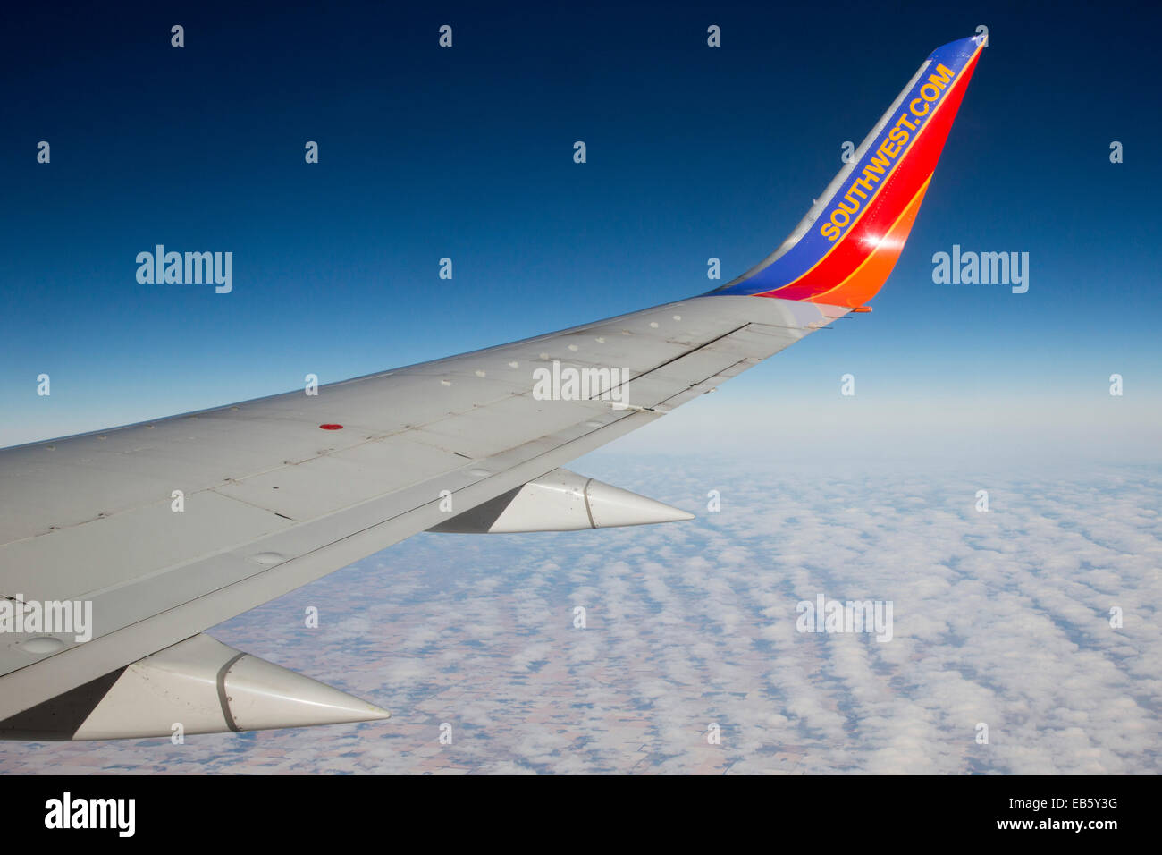 Ein Southwest Airlines Flugzeug fliegt über Nebraska. Stockfoto