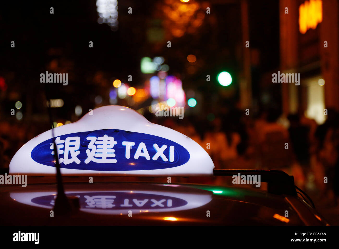 Taxi-Reliefen in China Leuchten in der Nacht Stockfoto